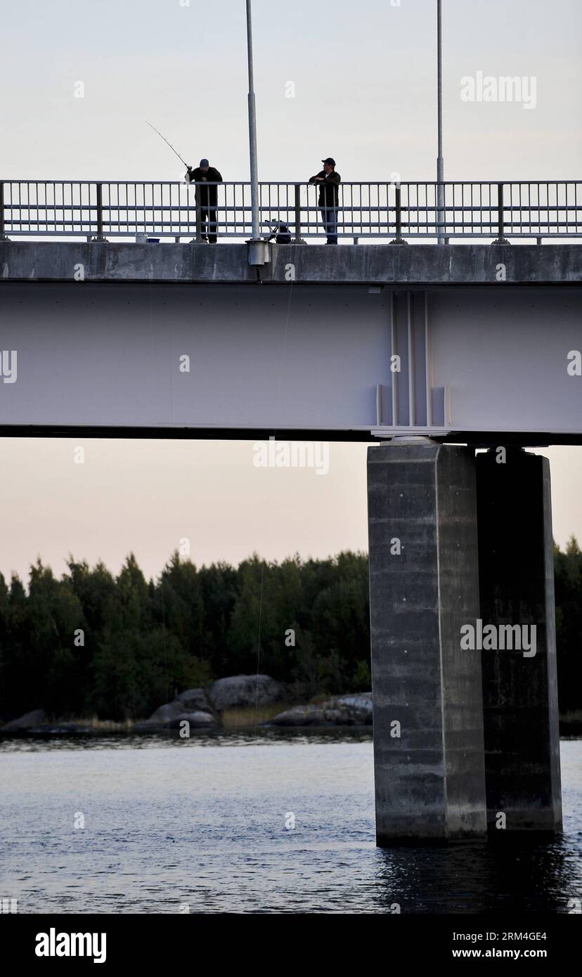 Bildnummer: 60458733 Datum: 04.09.2013 Copyright: imago/Xinhua (130910) -- 2013 (Xinhua) -- Foto aufgenommen am 4. September 2013 zeigt zwei Männer, die an der längsten Brücke Finnlands fischen, auf dem Kvarken-Archipel, etwa 20 Kilometer nördlich von Vaasa, Finnland. Der Archipel steigt kontinuierlich aus dem Meer in einem Prozess des schnellen glazioisostatischen Auftriebs, wobei das Land, das zuvor unter dem Gewicht eines Gletschers gewogen wurde, mit einer Rate steigt, die zu den höchsten der Welt zählt. (Xinhua/YE Pingfan) FINNLAND-KVARKEN-ARCHIPEL-UNESCO-WELTKULTURERBE PUBLICATIONxNOTxINxCHN Gesellschaft x2x xkg Stockfoto