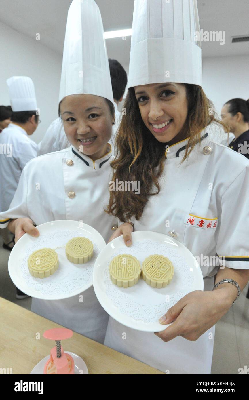 Bildnummer: 60466844 Datum: 12.09.2013 Copyright: imago/Xinhua (130912) -- TANGSHAN, 12. September 2013 (Xinhua) -- Ein marokkanisches Mädchen (R) und ihre chinesische Kochlehrerin demonstrieren ihre selbstgebackenen Mondkuchen in einer Veranstaltung, um das kommende Mid-Autumn Festival in Tangshan, Provinz Hebei, 12. September 2013 zu feiern. (Xinhua/Yan Jun) (MP) CHINA-HEBEI-AUSLÄNDER-MONDKUCHEN (CN) PUBLICATIONxNOTxINxCHN Gesellschaft Backen Kochen Mondkuchen xbs x0x 2013 hoch 60466844 Datum 12 09 2013 Copyright Imago XINHUA Tang Shan 12. September 2013 XINHUA ein marokkanisches Mädchen r und ihre chinesischen Kochlehrer Dämonen Stockfoto