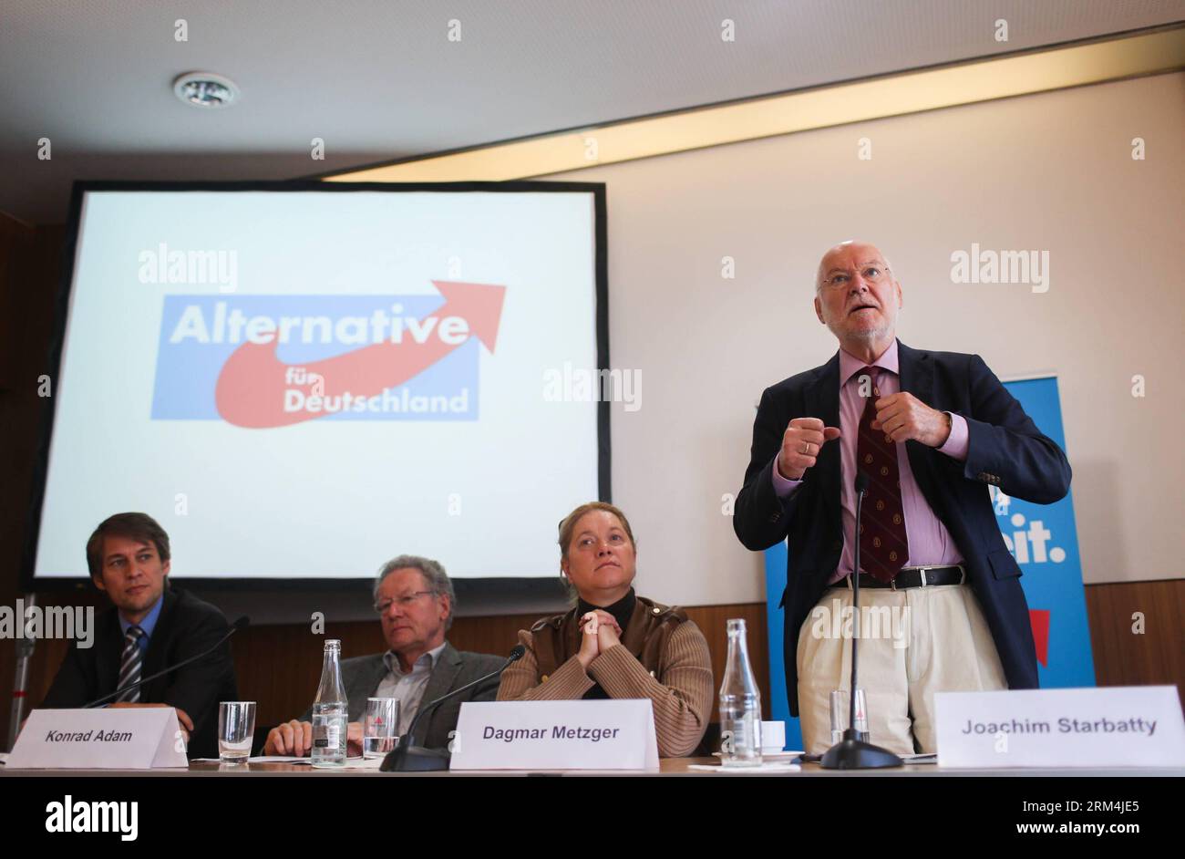 Bildnummer: 60471567 Datum: 13.09.2013 Copyright: imago/Xinhua (130913) -- BERLIN, 13. September 2013 (Xinhua) -- Joachim Starbatty (1. R), Ökonom und Spitzenkandidat der Anti-Euro-Parteienalternative für Deutschland (AfD) für Berlin, spricht auf einer Pressekonferenz in Berlin am 13. September 2013, vor den kommenden Bundes- und Parlamentswahlen am 22. September. (Xinhua/Zhang Fan) GERMANY-BERLIN-POLITICS-ELECTIONS-AFD PUBLICATIONxNOTxINxCHN People xas x0x 2013 quer premiumd 60471567 Datum 13 09 2013 Copyright Imago XINHUA Berlin 13. September 2013 XINHUA Joachim Starbatty 1st r Econom Stockfoto