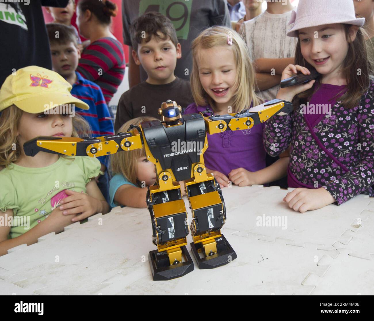 Bildnummer: 60477832 Datum: 15.09.2013 Copyright: imago/Xinhua (130915) -- ZAGREB, 15. September 2013 (Xinhua) -- Kinder schauen sich einen tanzenden ferngesteuerten Roboter während des Science Picnic in Zagreb, Kroatien, 15. September 2013 an. Mehr als zehntausend besuchten die Veranstaltung, die zur Popularisierung des wissenschaftlichen Wissens organisiert wurde. (Xinhua/Miso Lisanin) KROATIEN-ZAGREB-SCIENCE PICNIC PUBLICATIONxNOTxINxCHN Wissenschaft Kind Bildung x0x xac 2013 quer 60477832 Datum 15 09 2013 Copyright Imago XINHUA Zagreb 15. September 2013 XINHUA Children Look AT a Dancing Remote Controlled Robot during the Sci Stockfoto