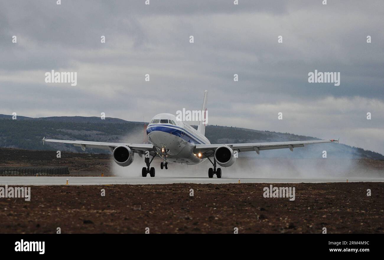 Bildnummer: 60480315 Datum: 16.09.2013 Copyright: imago/Xinhua (130916) -- DAOCHENG, 16. September 2013 (Xinhua) -- Ein Flugzeug von Air China kommt am Flughafen Daocheng Yading an, im Daocheng County, Garzi, Autonome Präfektur Tibet, Provinz Sichuan im Südwesten Chinas, 16. September 2013. Der Flughafen Daocheng Yading, der höchste zivile Flughafen der Welt, wurde am Montag in Betrieb genommen. Die Verkehrszeit zwischen dem County und der Provinzhauptstadt Chengdu wird von zwei Tagen mit dem Bus auf 65 Minuten mit dem Flugzeug nach Betrieb des neuen Flughafens verkürzt. (Xinhua/Jiang Hongjing) (zgp) CHINA-SICHUAN-DAOCHENG-AI Stockfoto