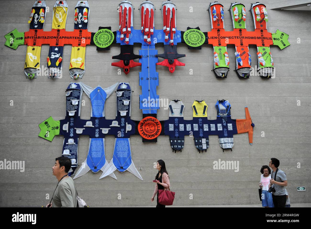 Bildnummer: 60509157 Datum: 21.09.2013 Copyright: imago/Xinhua (130921) -- HANGZHOU, 21. September 2013 (Xinhua) -- Besucher spazieren vorbei an den Arbeiten der französischen Künstler Lucy und Jorge Orta auf der 1. Hangzhou Triennial of Fiber Art in Hangzhou, der Hauptstadt der ostchinesischen Provinz Zhejiang, 21. September 2013. Die zweimonatige internationale Triennale, die am Samstag im Zhejiang Art Museum und im China National Silk Museum eröffnet wird, zeigt 186 Werke von 45 Künstlern. (Xinhua/Long Wei) (wqq) CHINA-HANGZHOU-TRIENNALE DER FASERKUNST (CN) PUBLICATIONxNOTxINxCHN Kultur Kunst Ausstellung x0x xmb 2013 quer 60509157 Datum 21 Stockfoto