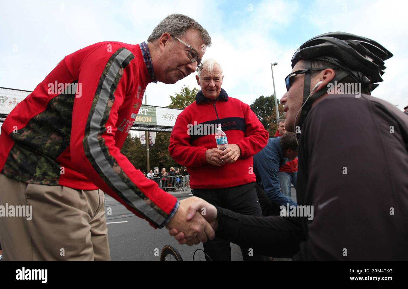 Kanadas Generalgouverneur David Johnston (C) und Ottawa Mayor Jim Watson (L) treffen sich mit behinderten Athleten während des Canada Army Run 2013 in Ottawa (Kanada) am Sonntag, den 22. September 2013. In diesem Jahr nahmen über 22.000 Menschen an dem Rennen Teil, das im vergangenen Jahr insgesamt 250.000 CAD für den Military Families Fund aufbrachte, eine Wohltätigkeitsorganisation, die die finanziellen Belastungen von Militärfamilien unterstützt. (Xinhua/Cole Burston) KANADA-OTTAWA-ARMEE-RUN PUBLICATIONxNOTxINxCHN Stockfoto