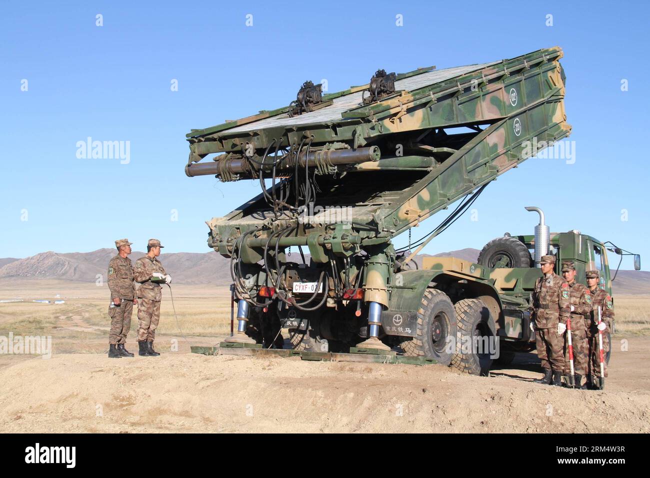 Bildnummer: 60518160 Datum: 23.09.2013 Copyright: imago/Xinhua (130923) -- ULAN BATOR, 23. September 2013 (Xinhua) -- chinesische und mongolische Soldaten nehmen an einer Feldübung in einem Trainingszentrum in Tavan Tolgoi, Mongolei, 23. September 2013 Teil. Chinesische und mongolische Streitkräfte schlossen am Montag die gemeinsame Ausbildung zur Katastrophenhilfe ab. Das achttägige Training mit dem Codenamen Prairie Pioneer umfasst gemeinsame Schulungskurse, Diskussionsforen, Simulationen und Feldübungen. (Xinhua/Wang Jingguo) MONGOLEI-CHINA-KATASTROPHENHILFE-GEMEINSAME AUSBILDUNG PUBLICATIONxNOTxINxCHN Gesellschaft Militaer Manoev Stockfoto