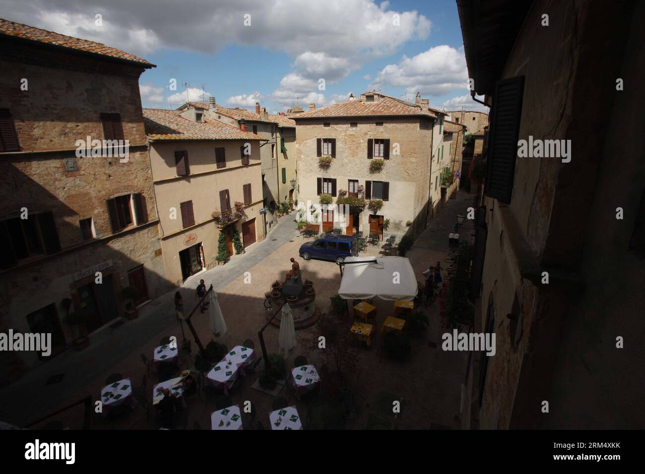 Bildnummer: 60528697 Datum: 25.09.2013 Copyright: imago/Xinhua das historische Zentrum von Pienza ist in Italien zu sehen, 25. September 2013. In dieser toskanischen Stadt wurden Stadtplanungskonzepte der Renaissance erstmals umgesetzt, nachdem Papst Pius II. 1459 beschloss, das Aussehen seines Geburtsortes zu verändern. Er wählte den Architekten Bernardo Rossellino, der die Prinzipien seines Mentors Leon Battista Alberti anwandte. Diese neue Vision des städtischen Raums wurde auf dem herrlichen Platz, der als Piazza Pio II bekannt ist, und den Gebäuden um ihn herum verwirklicht: Dem Piccolomini-Palast, dem Borgia-Palast und der Kathedrale mit seiner pu Stockfoto