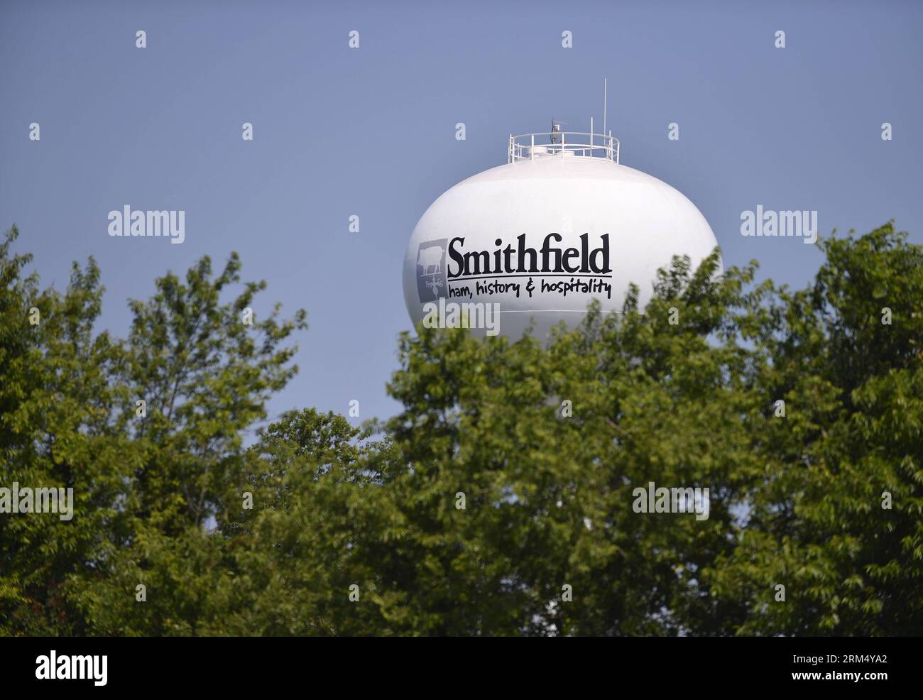 Bildnummer: 60534162 Datum: 16.06.2013 Copyright: imago/Xinhua WASHINGTON, 2013 - das Foto vom 16. Juni 2013 zeigt einen Wasserturm im Hauptquartier von Smithfield Foods in Smithfield, Virginia, USA. Der Slogan auf dem Wasserturm lautet Smithfield, HAM, History and Hospitality. Shuanghui International und Smithfield Foods gaben am 26. September den Abschluss ihrer Fusion bekannt, mit der die größte chinesische Übernahme eines US-Unternehmens offiziell abgeschlossen wurde. (Xinhua/Zhang Jun) (dzl) US-CHINA-SHUANGHUI-SMITHFIELD-MERGE PUBLICATIONxNOTxINxCHN Wirtschaft xas x0x 2013 quer premiumd 60534 Stockfoto