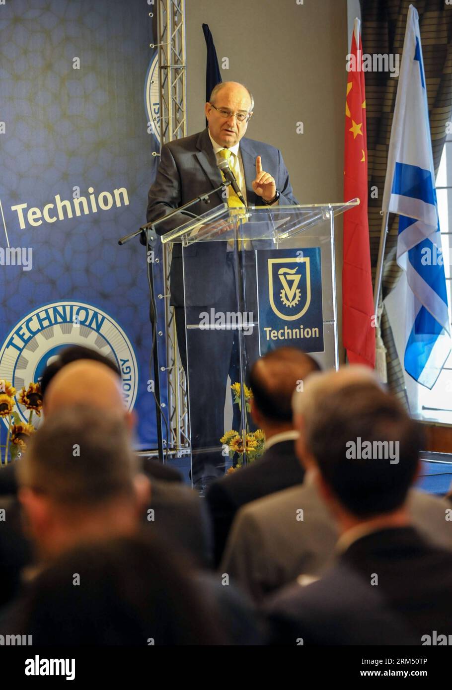 Bildnummer: 60545060 Datum: 29.09.2013 Copyright: imago/Xinhua Israels Präsident des Technion Institute of Technology Peretz Lavie spricht am 29. September 2013 an der Unterzeichnung eines Memorandum of Understanding mit der chinesischen Shantou University in Tel Aviv, Israel. Das Technion Institute of Technology mit Sitz in Haifa und die chinesische Shantou University werden in China ein neues Technologieinstitut errichten, nachdem sie laut israelischen Medien eine umfangreiche Spende von einer chinesischen Stiftung erhalten haben. Die Li Ka-shing Foundation hat dem akademischen Joint Venture 130 Millionen US-Dollar für die Einrichtung eines technologischen ins gegeben Stockfoto