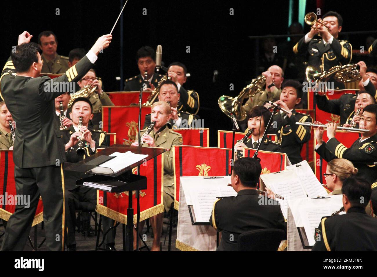 Bildnummer: 60548506 Datum: 30.09.2013 Copyright: imago/Xinhua SYDNEY, 2013 -- Mitglieder der Militärband der People s Liberation Army of China (PLA) und der Australian Army Band treten am 30. September 2013 in Sydney auf. Die Militärkapelle der People s Liberation Army of China (PLA) und die Australian Army Band veranstalteten ihr zweites gemeinsames Konzert am Montag in Sydney nach ihrem ersten leg in Canberra. (Xinhua/Jin Linpeng) (jl) AUSTRALIEN-CHINA-SYDENY-MILITARY CULTURE WEEK-END PUBLICATIONxNOTxINxCHN Kultur Musik Militärkapelle Militär xdp x0x 2013 quer 60548506 Datum 30 09 2013 Cop Stockfoto