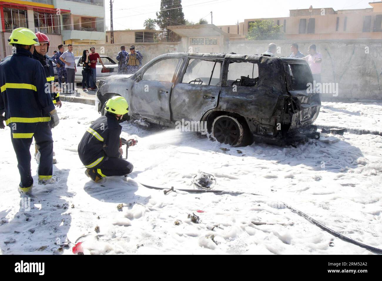 Bildnummer: 60554193 Datum: 02.10.2013 Copyright: imago/Xinhua (131002) -- KIRKUK, 2. Oktober 2013 (Xinhua) -- irakische Feuerwehrleute löschen ein Feuer am Ort eines Autobombenangriffs in der nordirakischen Stadt Kirkuk am 2. Oktober 2013. Bei einer Autobombenexplosion am Mittwoch in der Nähe des örtlichen Regierungsbüros von Kirkuk, etwa 250 km nördlich von Bagdad, wurde ein Zivilist getötet und 15 verletzt, teilte eine lokale Polizeiquelle Xinhua mit. (Xinhua/Dena Assad) IRAK-KIRKUK-GEWALTBOMBENANSCHLAG PUBLICATIONxNOTxINxCHN Gesellschaft Politik Terror Anschlag Terroranschlag Bombe Bombenanschlag xas x0x 2013 quer Premiere 60554 Stockfoto