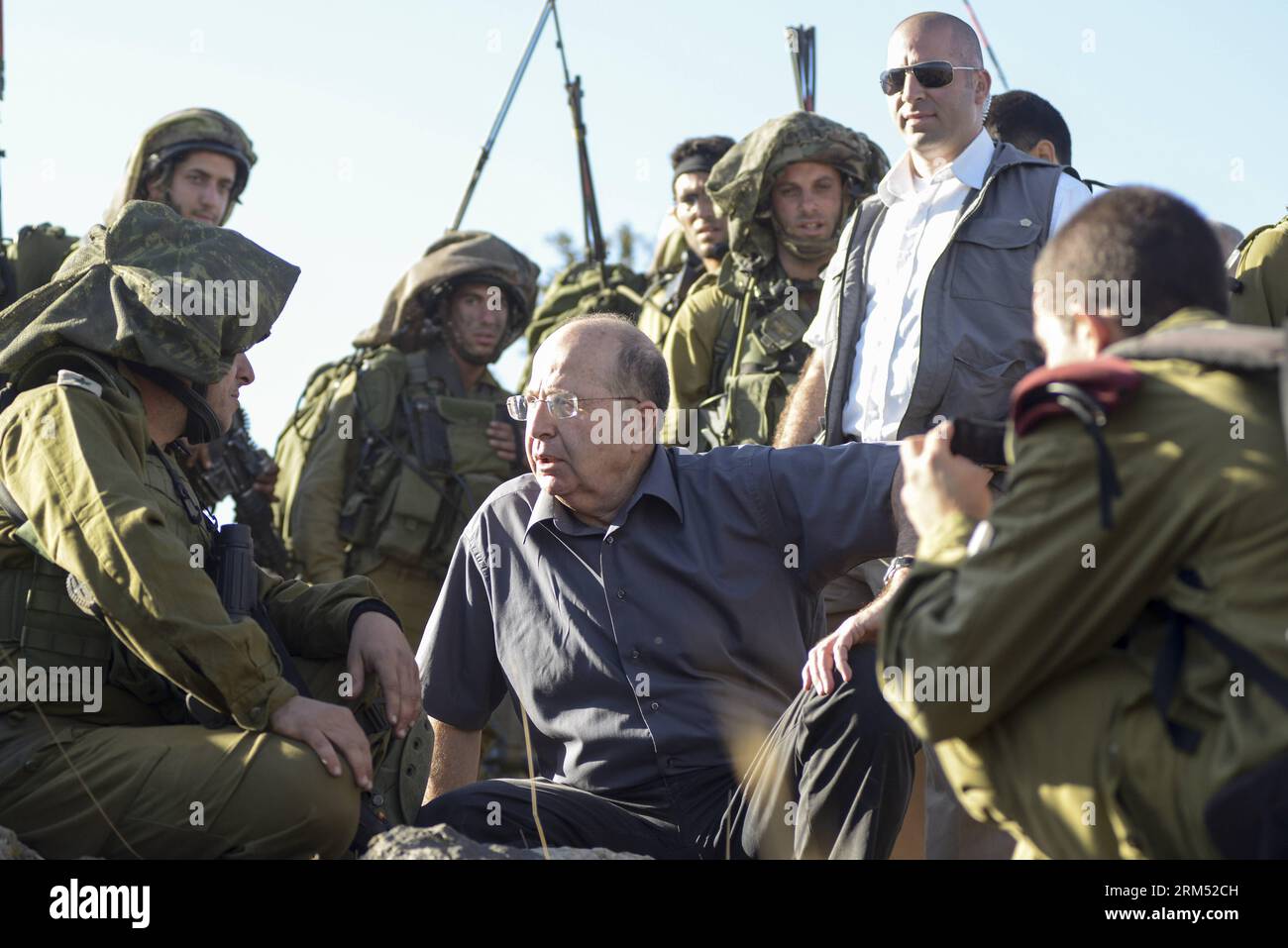 Bildnummer: 60554593 Datum: 02.10.2013 Copyright: imago/Xinhua (131002) -- GOLANHÖHEN, 2. Oktober 2013 (Xinhua) -- israelische Verteidigungsministerin Moshe Ya Alon (C) inspiziert am 2. Oktober 2013 eine israelische Armeeübung auf den Golanhöhen. Die israelische Verteidigungsministerin Moshe Ya Alon sagte am Mittwoch, dass die Beziehungen zwischen Israel und den Vereinigten Staaten zwar ausgezeichnet seien, die beiden Länder jedoch Meinungsverschiedenheiten über den Iran hätten. Ya Alon äußerte sich während eines Besuchs einer Militärbasis im Norden Israels, nachdem der israelische Premierminister Benjamin Netanjahu am Dienstag auf der UN-Generalversammlung in New York Stellung genommen hatte Stockfoto