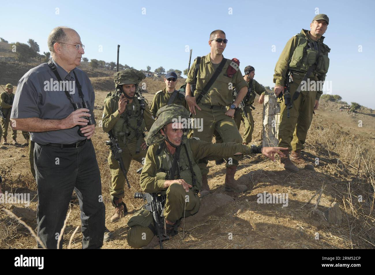 Bildnummer: 60554592 Datum: 02.10.2013 Copyright: imago/Xinhua (131002) -- GOLANHÖHEN, 2. Oktober 2013 (Xinhua) -- israelische Verteidigungsministerin Moshe Ya Alon (L) inspiziert am 2. Oktober 2013 eine israelische Armeeübung auf den Golanhöhen. Die israelische Verteidigungsministerin Moshe Ya Alon sagte am Mittwoch, dass die Beziehungen zwischen Israel und den Vereinigten Staaten zwar ausgezeichnet seien, die beiden Länder jedoch Meinungsverschiedenheiten über den Iran hätten. Ya Alon äußerte sich während eines Besuchs einer Militärbasis im Norden Israels, nachdem der israelische Premierminister Benjamin Netanjahu am Dienstag auf der UN-Generalversammlung in New York Stellung genommen hatte Stockfoto