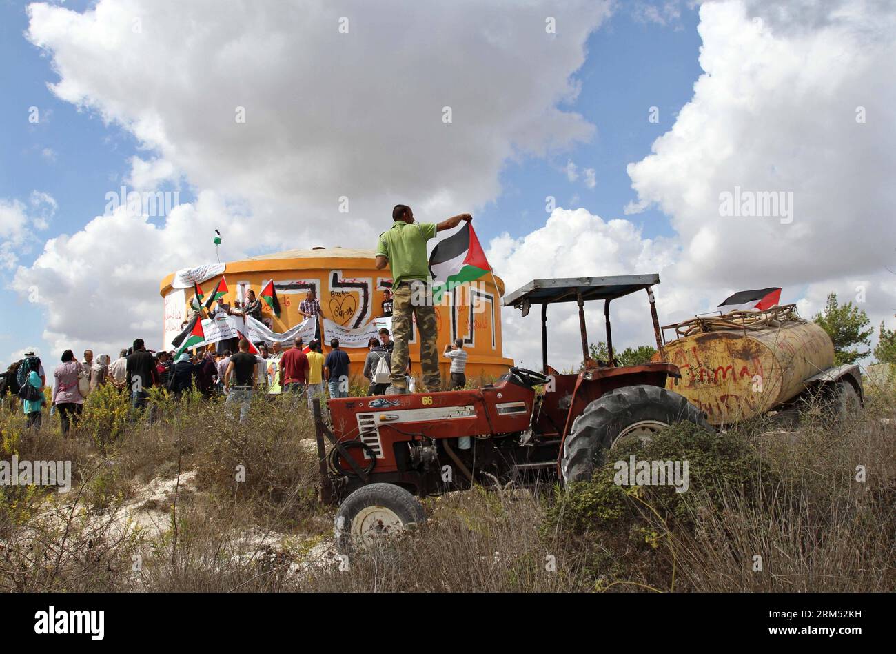 Bildnummer: 60557675 Datum: 03.10.2013 Copyright: imago/Xinhua (131003) -- NABLUS, 3. Oktober 2013 (Xinhua) -- palästinensische Bauern feiern, nachdem sie zum ersten Mal seit 35 Jahren in ihr Land zurückgekehrt sind, in der Nähe des Dorfes Burqa im Norden der Westjordanland von Nablus am 3. Oktober 2013. Der israelische Oberste Gerichtshof hat angekündigt, dass die Siedlung Homesh nicht mehr auf der Liste der israelischen Siedlungen steht und den palästinensischen Bauern ermöglicht, ein großes Stück Land zurückzugewinnen, das 1.800 Dünen (eine Düne ist 1.000 Quadratmeter) beträgt. Das Land verband die beiden Ortschaften Burqeen bei Nablus Wit Stockfoto