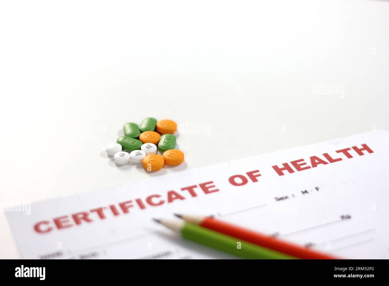 Gesundheitsprüfungspapier und Pillen, medizinisches Datenschutzkonzept Stockfoto