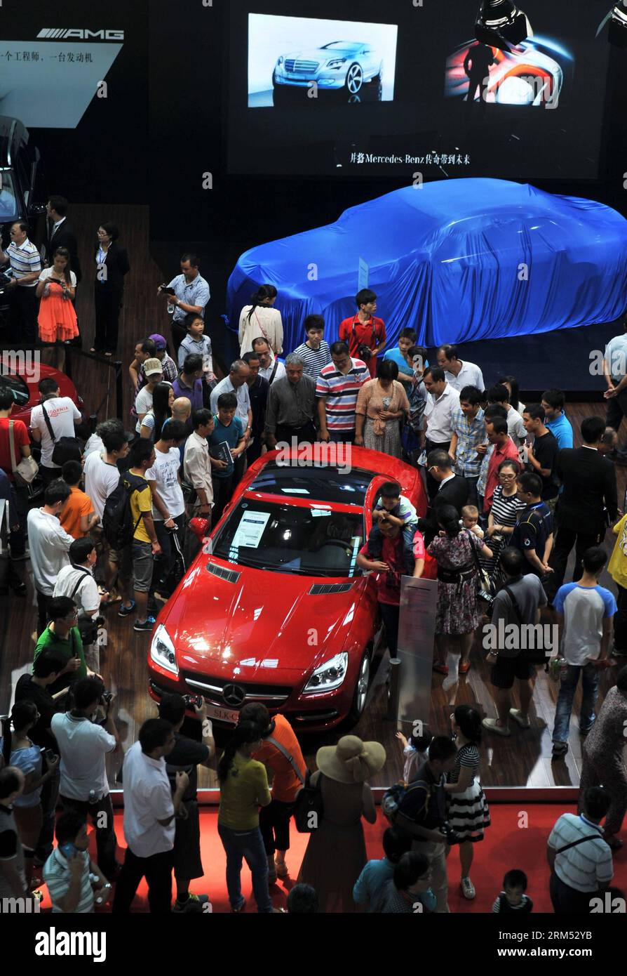 Bildnummer: 60558777 Datum: 04.10.2013 Copyright: imago/Xinhua (131004) -- LIUZHOU, 4. Oktober 2013 (Xinhua) -- Besucher sehen Fahrzeuge während der 3. China-ASEAN (Association of Southeast Asian Nations) Auto expo in Liuzhou, Südchinas autonome Region Guangxi Zhuang, 4. Oktober 2013. Die expo, die am Freitag hier eröffnet wurde, zog mehr als 140 Unternehmen aus dem in- und Ausland an. (Xinhua/Li bin) (mt) CHINA-GUANGXI-LIUZHOU-CHINA-ASEAN AUTO EXPO (CN) PUBLICATIONxNOTxINxCHN xas x0x 2013 hoch 60558777 Datum 04 10 2013 Copyright Imago XINHUA Liuzhou OCT 4 2013 XINHUA Besucher ansehen FAHRZEUGE in Betrieb Stockfoto