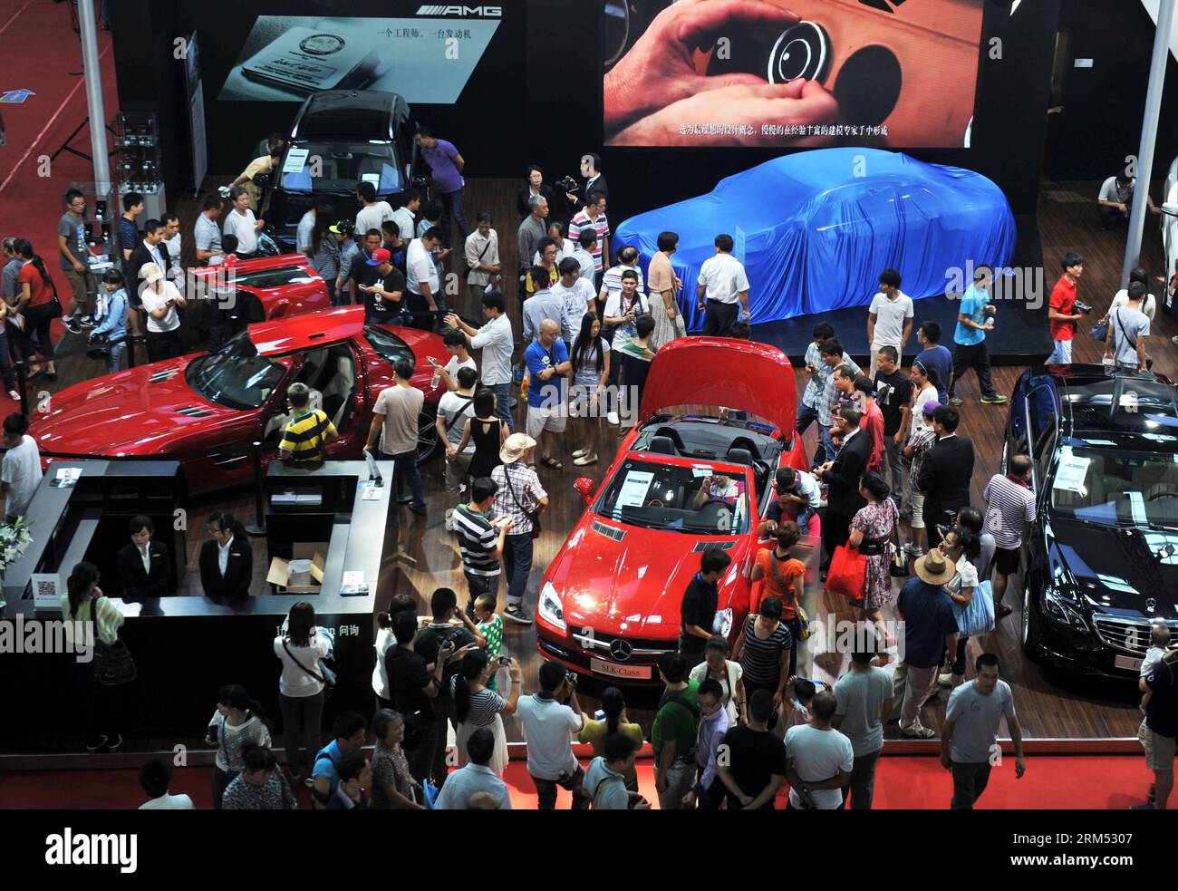 Bildnummer: 60558776 Datum: 04.10.2013 Copyright: imago/Xinhua (131004) -- LIUZHOU, 4. Oktober 2013 (Xinhua) -- Besucher sehen Fahrzeuge während der 3. China-ASEAN (Association of Southeast Asian Nations) Auto expo in Liuzhou, Südchinas autonome Region Guangxi Zhuang, 4. Oktober 2013. Die expo, die am Freitag hier eröffnet wurde, zog mehr als 140 Unternehmen aus dem in- und Ausland an. (Xinhua/Li bin) (mt) CHINA-GUANGXI-LIUZHOU-CHINA-ASEAN AUTO EXPO (CN) PUBLICATIONxNOTxINxCHN xas x0x 2013 quer 60558776 Datum 04 10 2013 Copyright Imago XINHUA Liuzhou OCT 4 2013 XINHUA Besucher ansehen FAHRZEUGE in Betrieb Stockfoto