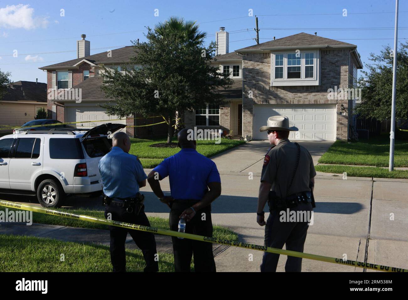 Bildnummer: 60561926 Datum: 04.10.2013 Copyright: imago/Xinhua Polizist steht Wache vor dem Haus, wo ein 18-jähriger Junge einen Räuber in Houston, USA, tötete, 4. Oktober 2013. Der Teenager lernte, als er am Freitag zwei Räuber fand, die in das Haus einfielen. Er erschoss einen Toten und der andere entkam. (Xinhua/Song Qiong) US-HOUSTON-RAUB-SCHIESSEN PUBLICATIONxNOTxINxCHN Kriminalität Schiesserei Einbrecher Waffengewalt Notwehr Tatort xas x0x 2013 quer Premiere 60561926 Datum 04 10 2013 Copyright Imago XINHUA Polizisten stehen vor dem Haus, wo bis 18 Jahre alt sind Stockfoto