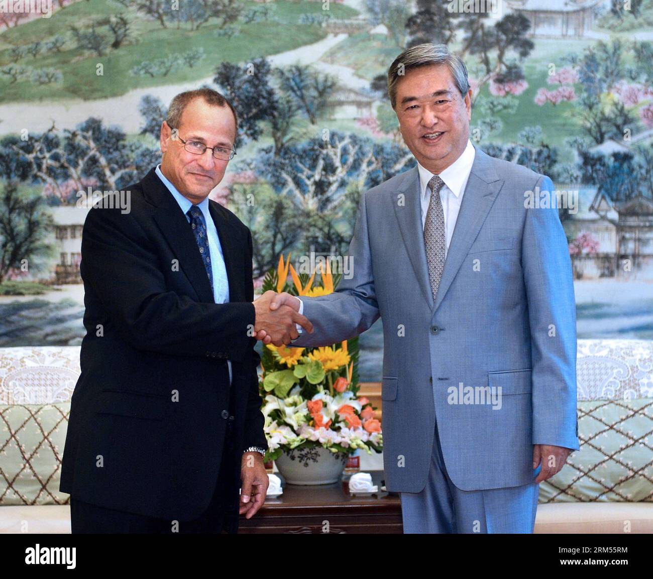 Bildnummer: 60580090 Datum: 09.10.2013 Copyright: imago/Xinhua (131009) -- HANGZHOU, 9. Oktober 2013 (Xinhua) -- Li Congjun (R), Präsident der Xinhua News Agency und Executive President des World Media Summit (WMS), trifft sich mit David Verdi, Senior Vice President for Worldwide News Gathering of the NBC News, vor dem WMS Presidium Meeting 2013 in Hangzhou, Ostchinesische Provinz Zhejiang, am 9. Oktober 2013. (Xinhua/Li Tao) (hdt) CHINA-HANGZHOU-XINHUA-LI CONGJUN-NBC-MEETING (CN) PUBLICATIONxNOTxINxCHN People xas x0x 2013 Quadrat Premiere 60580090 Datum 09 10 2013 Copyright Imago XINHUA Hangzhou Stockfoto