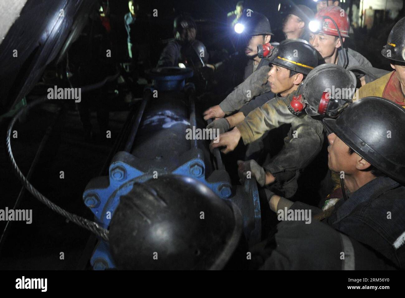 Bildnummer: 60588730 Datum: 11.10.2013 Copyright: imago/Xinhua (131011) -- HUISHUI, 11. Oktober 2013 (Xinhua) -- Rettungskräfte tragen Rettungsausrüstung am Eingang zu einem Brunnen, in dem eine Zechenflut in der Dachong-Kohlengrube in der Changtian Township, Huishui County, Südwestchinesische Provinz Guizhou, 11. Oktober 2013 stattfand. Sieben Bergleute sind bei dem Unfall am Freitagnachmittag in der Erde gefangen. (Xinhua/ou Dongqu) (hdt) CHINA-GUIZHOU-ZECHENFLUT (CN) PUBLICATIONxNOTxINxCHN Grubenunglück Mine Minenunglück Unglück Rettungskräfte xas x0x 2013 quer 60588730 Datum 11 10 2013 Copyright Imago X Stockfoto