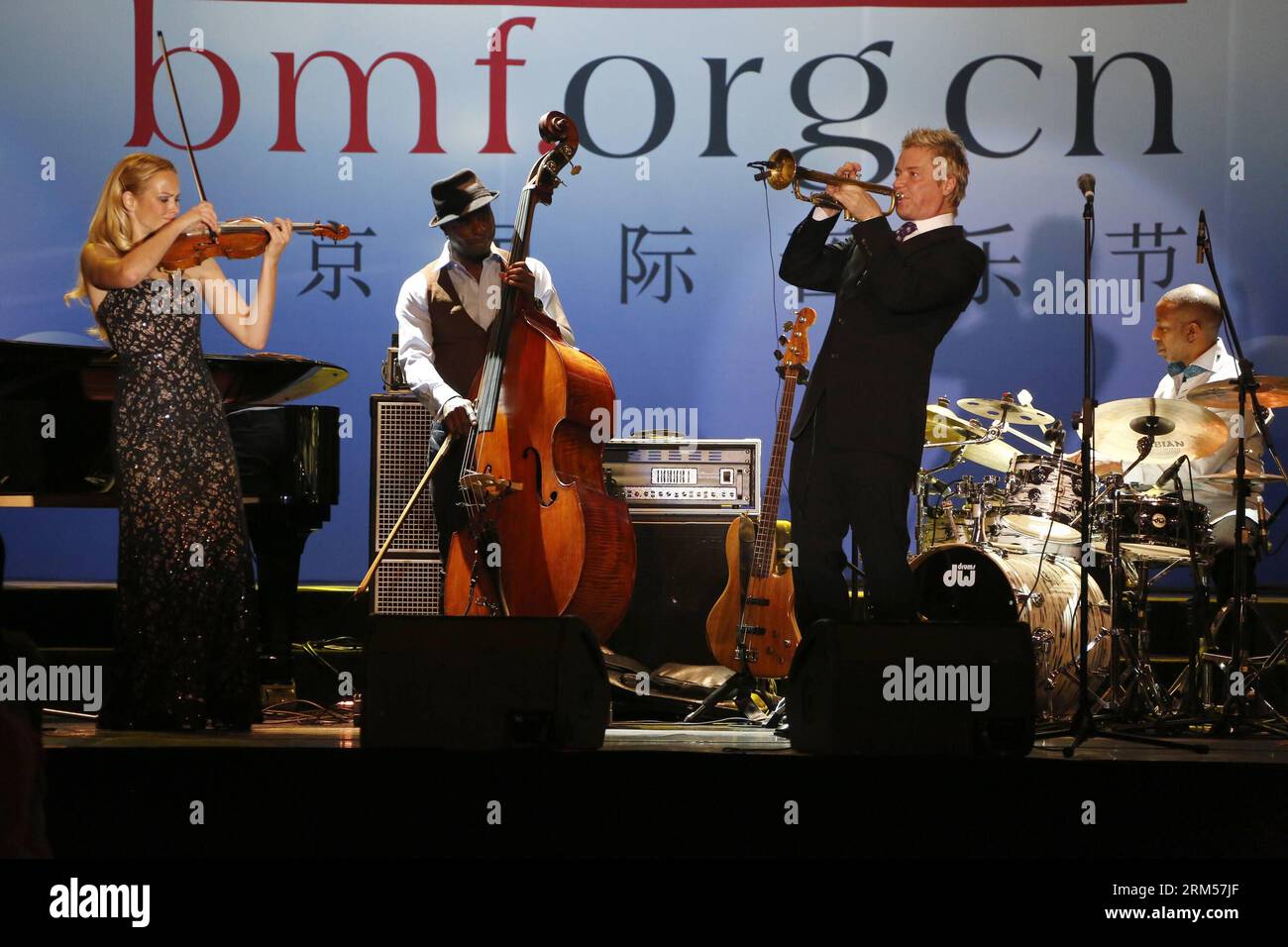 Bildnummer: 60592654 Datum: 12.10.2013 Copyright: imago/Xinhua BEIJING, 12. Oktober 2013 (Xinhua) -- der amerikanische Trompeter Chris Botti (2. R) und seine Band treten in einem Odeum in Sanlitun, Peking, Hauptstadt von China, am 12. Oktober 2013 auf. Chris wurde eingeladen, am 16. Beijing Music Festival teilzunehmen, das hier vom 4. Bis 31. Oktober stattfindet. (Xinhua/Zhang Yinghua) (zwx) CHINA-PEKING-MUSIKER CHRIS BOTTI-PERFORMANCE(CN) PUBLICATIONxNOTxINxCHN People Kultur Musik Aktion xdp x0x 2013 quer Premiere 60592654 Datum 12 10 2013 Copyright Imago XINHUA Beijing OCT 12 2013 XINHUA US-amerikanischer TROMPETER Chris Botti Stockfoto