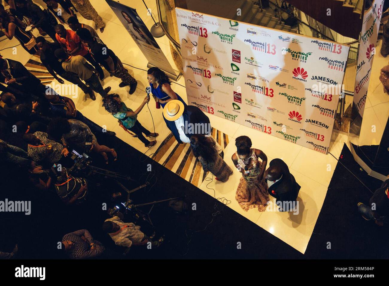 Bildnummer: 60595139 Datum: 13.10.2013 Copyright: imago/Xinhua (131013) -- LAGOS, 13. Oktober 2013 (Xinhua) -- lokale Stars und Medien nehmen am 13. Oktober 2013 an den Nollywood Movies Awards 2013 in Lagos, der Hauptstadt Nigerias, Teil. (Xinhua/Zhang Weiyi) NIGERIA-LAGOS-FILM-NOLLYWOOD-AWARDS PUBLICATIONxNOTxINxCHN People xcb x0x 2013 quer premiumd 60595139 Datum 13 10 2013 Copyright Imago XINHUA Lagos OKT 13 2013 XINHUA Local Stars and Media nehmen AM 13. Oktober 2013 an den Filmpreisen 2013 in Lagos Capital of Nigeria Teil XINHUA Zhang Weiyi Nigeria Lagos Film Awards PUBLICATIONxNOTxINxCHN Celebrities x0x 2013 Stockfoto