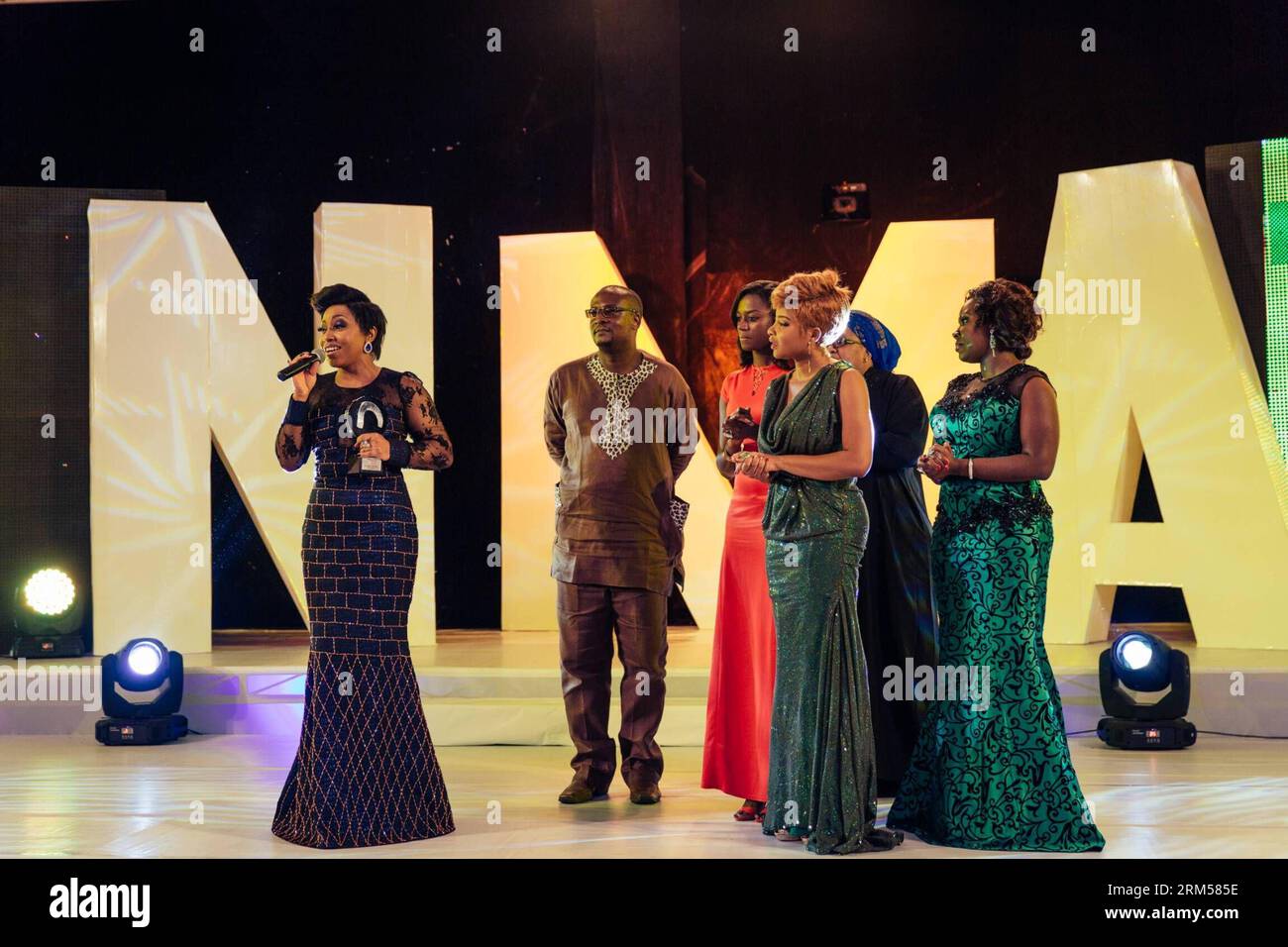 Bildnummer: 60595138 Datum: 13.10.2013 Copyright: imago/Xinhua (131013) -- LAGOS, 13. Oktober 2013 (Xinhua) -- Schauspielerin Rita Dominic (1. L) spricht, nachdem sie die beste führende Schauspielerin bei den Nollywood Movies Awards 2013 in Lagos, der Hauptstadt Nigerias, am 13. Oktober 2013 gewonnen hatte. (Xinhua/Zhang Weiyi) NIGERIA-LAGOS-FILM-NOLLYWOOD-AWARDS PUBLICATIONxNOTxINxCHN People xcb x0x 2013 quer premiumd 60595138 Datum 13 10 2013 Copyright Imago XINHUA Lagos OCT 13 2013 XINHUA-Schauspielerin Rita Dominic 1st l spricht, nachdem sie die beste führende Schauspielerin bei den Filmpreisen 2013 in Lagos, der Hauptstadt Nigerias, gewonnen hatte Stockfoto