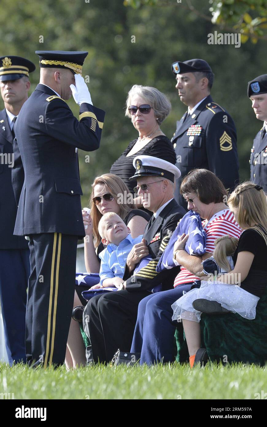 Bildnummer: 60602651 Datum: 15.10.2013 Copyright: imago/Xinhua (131015) -- WASHINGTON D.C., 15. Oktober 2013 (Xinhua) -- Familienmitglieder des US-Army Staff Sergeant Thomas A. Baysore, Jr., besuchen seine Beerdigung in Section 60 auf dem Arlington National Cemetery außerhalb von Washington D.C., Hauptstadt der Vereinigten Staaten, 15. Oktober 2013. Baysore, 32, wurde bei seinem dritten Einsatz in Afghanistan am 26. September getötet, als ein feindlicher Kämpfer in einer afghanischen Nationalarmee-Uniform eine Gruppe von Soldaten in der Provinz Paktya, Afghanistan, in Brand setzte. (Xinhua/Zhang Jun) US-WASHINGTON-SOLDAT-BEERDIGUNG PUBLICATIONxNOTxINxCHN Ges Stockfoto