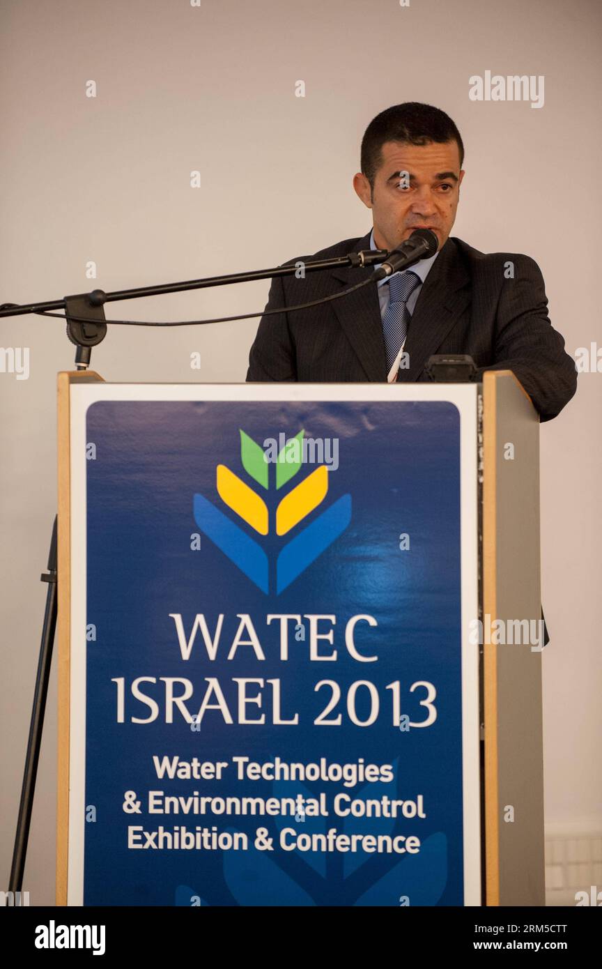 Bildnummer: 60627221 Datum: 22.10.2013 Copyright: imago/Xinhua (131022) -- TEL AVIV, 22. Oktober 2013 (Xinhua) -- Amit lang, israelischer Generaldirektor des Wirtschaftsministeriums, spricht auf einer chinesischen Tagung über die israelisch-chinesische Zusammenarbeit in Wasser- und Umwelttechnologien während der 7. internationalen Ausstellung und der 4. internationalen Konferenz über Wassertechnologien (WATEC Israel 2013) im Tel Aviv Convention Center in Tel Aviv, Israel, am 22. Oktober 2013. Mit der Beteiligung von mehr als 160 Unternehmen und Institutionen, die hier am Dienstag eröffnet wurden, bietet die dreitägige WATEC rund 50 Präsentationen an Stockfoto