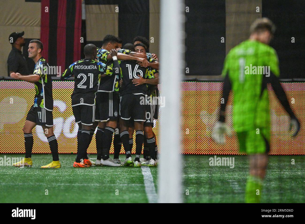 ATLANTA, GA – AUGUST 26: Atlanta players celebrate the goal by Atlanta forward Xande Silva (16) during the MLS match between Nashville SC and Atlanta United FC on August 26th, 2023 at Mercedes-Benz Stadium in Atlanta, GA. (Photo by Rich von Biberstein/Icon Sportswire) (Icon Sportswire via AP Images) Stockfoto