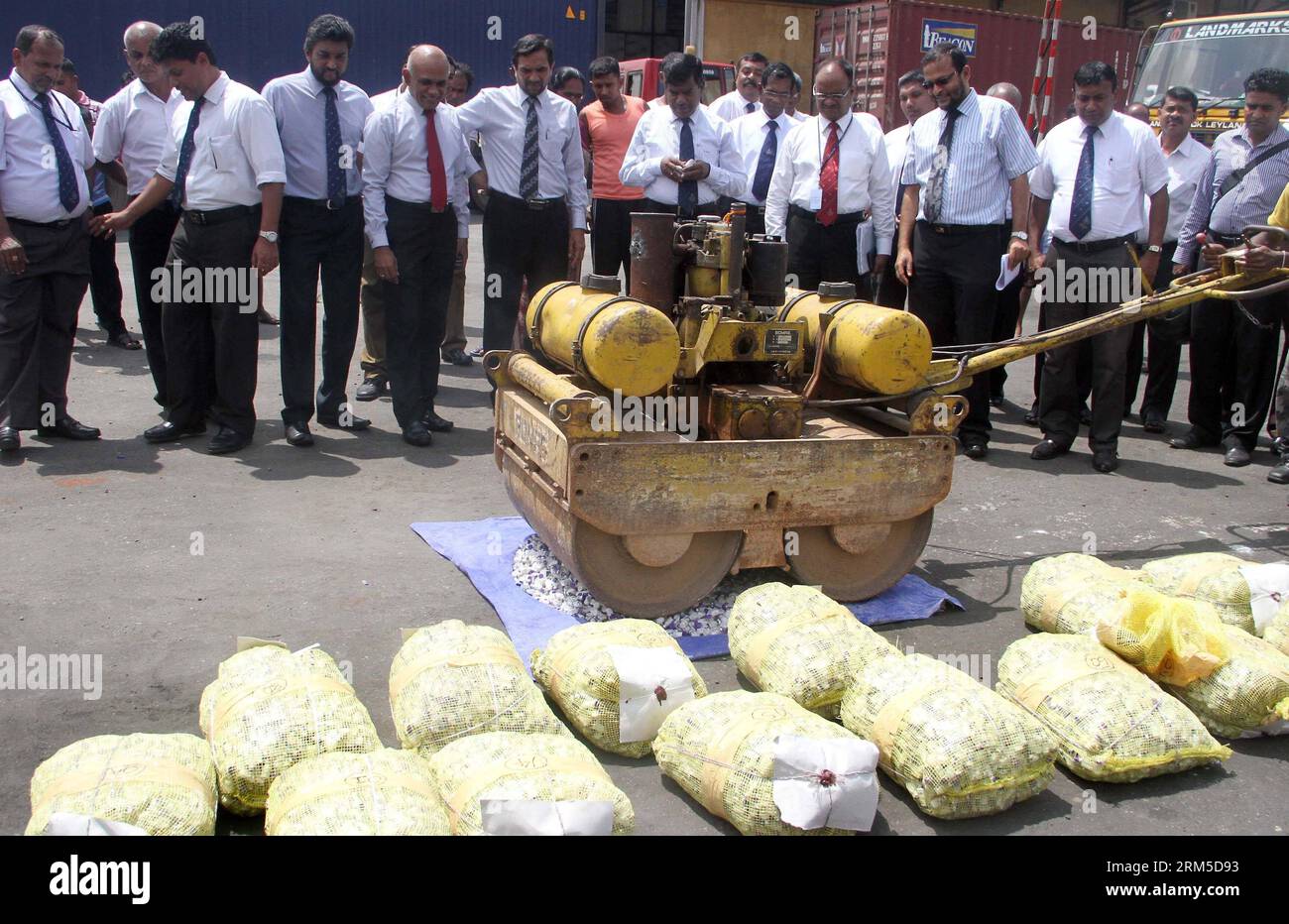 Bildnummer: 60630011 Datum: 23.10.2013 Copyright: imago/Xinhua (131023) -- COLOMBO, 23. Oktober 2013 (Xinhua) -- Mitarbeiter zerstören insgesamt 30.000 Ampullen Depo-provera Antibabypillen in Colombo, Sri Lanka, 23. Oktober 2013. (Xinhua/Pradeep Pathirana) SRI LANKA-COLOMBO-PILL-SEIZURE PUBLICATIONxNOTxINxCHN Gesellschaft xsp x0x 2013 quer premiumd 60630011 Datum 23 10 2013 Copyright Imago XINHUA Colombo OKT 23 2013 Mitarbeiter von XINHUA zerstören insgesamt 30 000 Flaschen Depo Provera Antibabypillen in Colombo Sri Lanka OKT 23 2013 XINHUA Pradeep Sri Lanka Colombo Antibabypillen-Anfall PUBLICATIONx Stockfoto