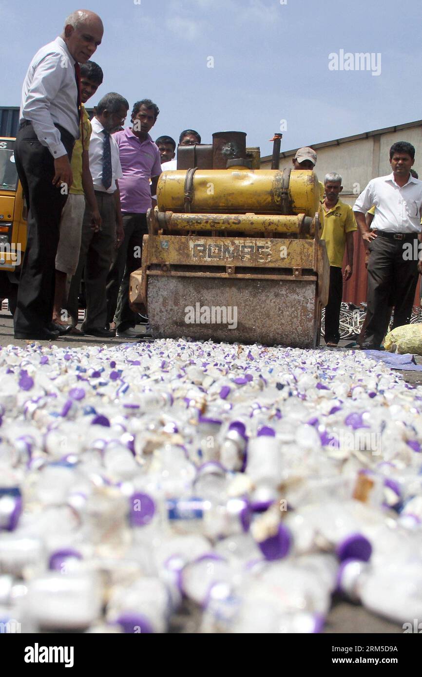 Bildnummer: 60630009 Datum: 23.10.2013 Copyright: imago/Xinhua (131023) -- COLOMBO, 23. Oktober 2013 (Xinhua) -- Mitarbeiter zerstören insgesamt 30.000 Ampullen Depo-provera Antibabypillen in Colombo, Sri Lanka, 23. Oktober 2013. (Xinhua/Pradeep Pathirana) SRI LANKA-COLOMBO-PILL-SEIZURE PUBLICATIONxNOTxINxCHN Gesellschaft xsp x0x 2013 hohe Premiere 60630009 Datum 23 10 2013 Copyright Imago XINHUA Colombo OKT 23 2013 Mitarbeiter von XINHUA zerstören insgesamt 30 000 Flaschen Depo Provera Antibabypillen in Colombo Sri Lanka OKT 23 2013 XINHUA Pradeep Sri Lanka Colombo Antibabypillen-Anfall PUBLICATIONx Stockfoto