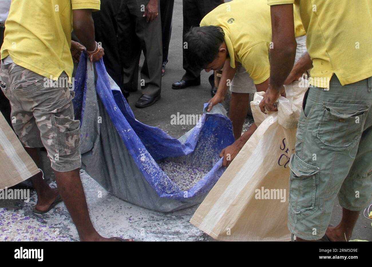 Bildnummer: 60630010 Datum: 23.10.2013 Copyright: imago/Xinhua (131023) -- COLOMBO, 23. Oktober 2013 (Xinhua) -- Mitarbeiter zerstören insgesamt 30.000 Ampullen Depo-provera Antibabypillen in Colombo, Sri Lanka, 23. Oktober 2013. (Xinhua/Pradeep Pathirana) SRI LANKA-COLOMBO-PILL-SEIZURE PUBLICATIONxNOTxINxCHN Gesellschaft xsp x0x 2013 quer premiumd 60630010 Datum 23 10 2013 Copyright Imago XINHUA Colombo OKT 23 2013 Mitarbeiter von XINHUA zerstören insgesamt 30 000 Flaschen Depo Provera Antibabypillen in Colombo Sri Lanka OKT 23 2013 XINHUA Pradeep Sri Lanka Colombo Antibabypillen-Anfall PUBLICATIONx Stockfoto