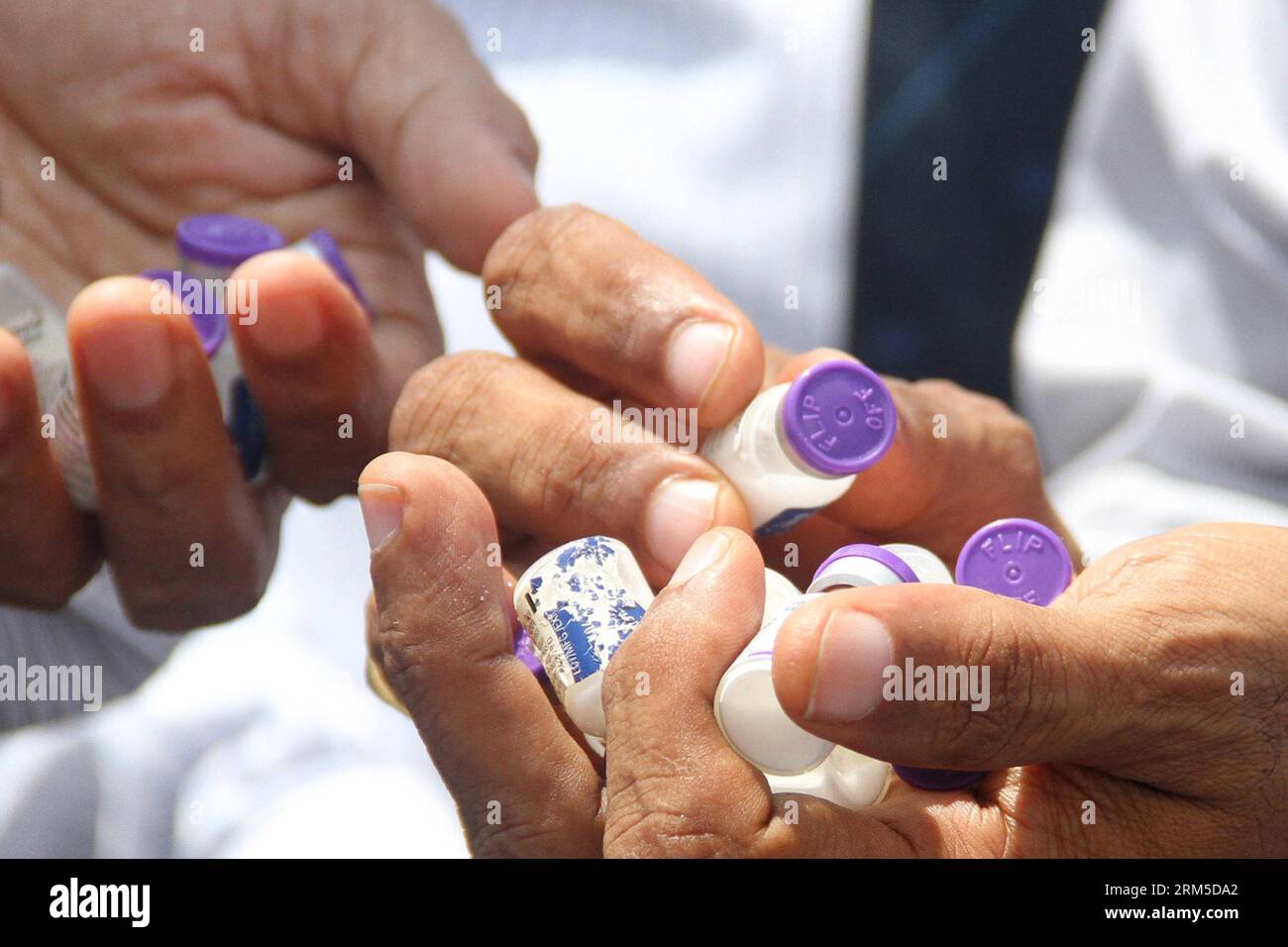 Bildnummer: 60630015 Datum: 23.10.2013 Copyright: imago/Xinhua (131023) -- COLOMBO, 23. Oktober 2013 (Xinhua) -- Mitarbeiter stellen Ampullen mit Depo-provera Antibabypillen in Colombo, Sri Lanka, 23. Oktober 2013 aus. (Xinhua/Pradeep Pathirana) SRI LANKA-COLOMBO-PILL-SEIZURE PUBLICATIONxNOTxINxCHN Gesellschaft xsp x0x 2013 quer 60630015 Datum 23 10 2013 Copyright Imago XINHUA Colombo OCT 23 2013 XINHUA Staff Ausstellungsfläschchen mit Depo Provera Antibabypillen in Colombo Sri Lanka OCT 23 2013 XINHUA Pradeep Sri Lanka Colombo Antibabypillen Anfall PUBLICATIONxNOTxINxCHN Society xsp x0x 2013 horizontal Stockfoto