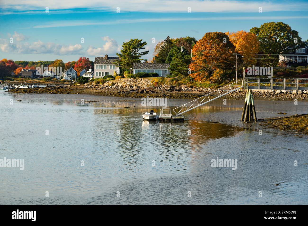 Blick auf die Küste während des Herbstes in Camp Ellis, Saco, Maine, USA. Pier mit Booten Stockfoto