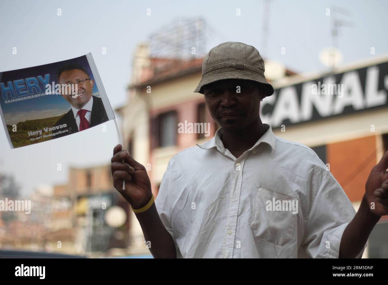 Bildnummer: 60632605 Datum: 23.10.2013 Copyright: imago/Xinhua ANTANANARIVO, 23. Oktober 2013 (Xinhua) -- Ein Unterstützer des madagassischen Präsidentschaftskandidaten Hery Rajaonarimampianina hält ein Wahlkampfplakat in Antananarivo, Hauptstadt Madagaskars, 23. Oktober 2013. Die für den 25. Oktober 2013 geplanten Präsidentschaftswahlen haben insgesamt 33 Präsidentschaftskandidaten. (Xinhua/Mika Rajaonarison) MADAGASKAR-ANTANANARIVO-PRÄSIDENTSCHAFTSWAHLEN PUBLICATIONxNOTxINxCHN xas x0x 2013 quer 60632605 Datum 23 10 2013 Copyright Imago XINHUA Antananarivo OCT 23 2013 XINHUA ein Unterstützer der madagassischen Präsidentschaftskandidaten Stockfoto