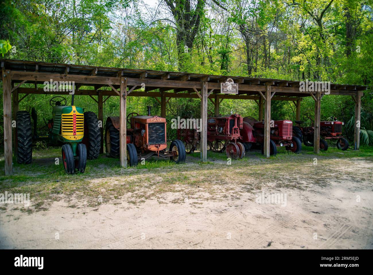 Alte kaputte Traktoren wurden auf einem alten Plantagengrundstück in Charleston, South Carolina, ausgestellt Stockfoto