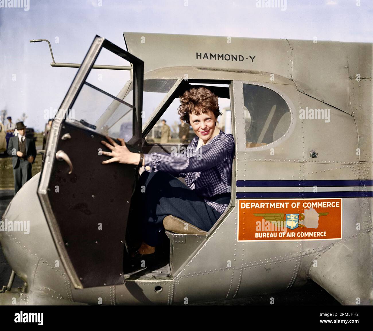 Amelia Earhart in einem Stearman Hammond Y-1-Monoplane mit dem Bureau of Air Commerce des US-Handelsministeriums. 1936. Hinweis: Unsicher bezüglich der Spalte Stockfoto