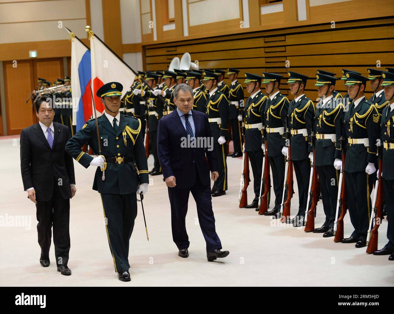 Bildnummer: 60664698  Datum: 01.11.2013  Copyright: imago/Xinhua (131101) -- TOKYO, Nov. 1, 2013 (Xinhua) -- Japanese Defense Minister Itsunori Onodera (L 1st) and Russian Defence Minister Sergei Shoigu (L 3rd) review an honor guard at ministry of defense in Tokyo, Japan, Nov. 1, 2013. (Xinhua/Ma Ping)(lrz) JAPAN-TOKYO-RUSSIAN DEFENCE MINISTER-VISIT PUBLICATIONxNOTxINxCHN People xcb x0x 2013 quer premiumd      60664698 Date 01 11 2013 Copyright Imago XINHUA  Tokyo Nov 1 2013 XINHUA Japanese Defense Ministers Itsunori Onodera l 1st and Russian Defence Ministers Sergei Shoigu l 3rd REVIEW to HON Stockfoto