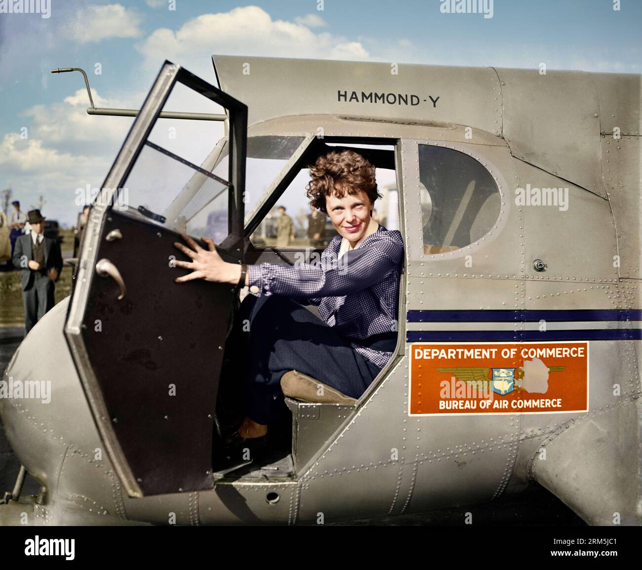 Amelia Earhart in einem Stearman Hammond Y-1-Monoplane mit dem Bureau of Air Commerce des US-Handelsministeriums. 1936. Hinweis: Unsicher bezüglich der Spalte Stockfoto