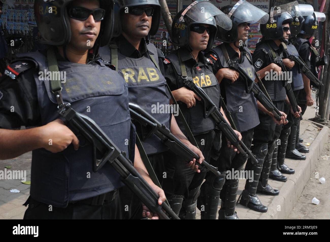 Bildnummer: 60672599 Datum: 04.11.2013 Copyright: imago/Xinhua (131104) -- DHAKA, 4. Nov. 2013 (Xinhua) -- Rapid Action Battalion (RAB) steht Wache vor dem Hauptquartier der bangladeschischen Nationalistischen Partei (BNP) in Naya Paltan während eines Streiks, der von der BNP in Dhaka, der Hauptstadt von Bangladesch, am 4. Nov. 2013 einberufen wurde. Ein Demonstrant wurde erschossen und ein Dutzend andere, darunter Polizisten, wurden bei verstreuten Gewaltakten in den frühen Morgenstunden der Opposition Bangladeschs verletzt. Die landesweite 60-Stunden-Hart ohne Unterbrechung beginnt am Montagmorgen. (Xinhua/Shariful Islam) BANGLADESCH-DHAKA-STRIKE PUBLICATIONxNOTxINxCHN GE Stockfoto