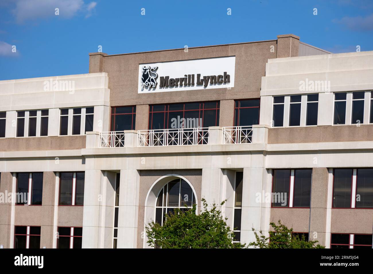 Ridgeland, MS - 11. Juni 2023: Bürogebäude Merrill Lynch mit Logo und Schild. Stockfoto