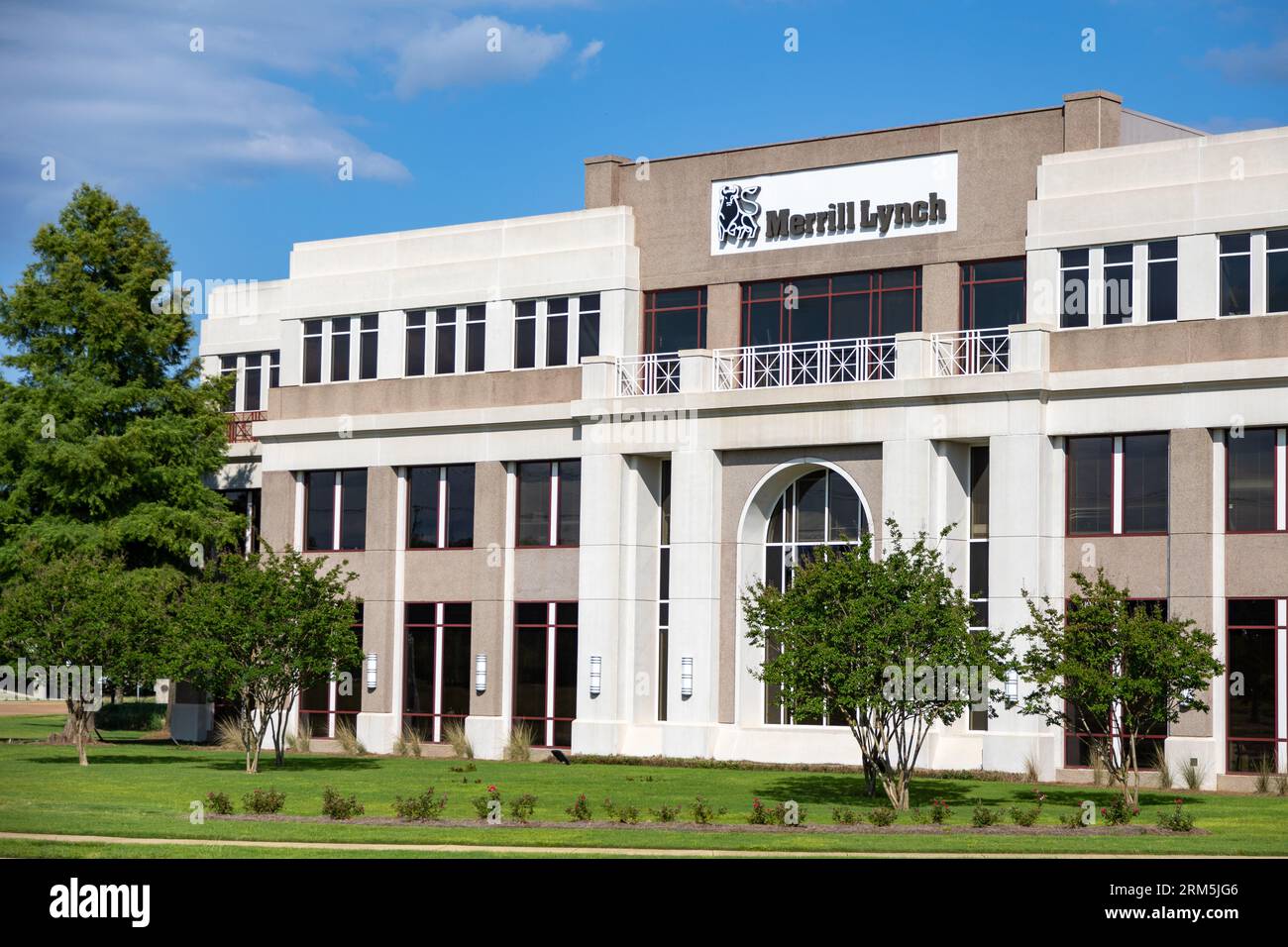 Ridgeland, MS - 11. Juni 2023: Bürogebäude Merrill Lynch mit Logo und Schild. Stockfoto