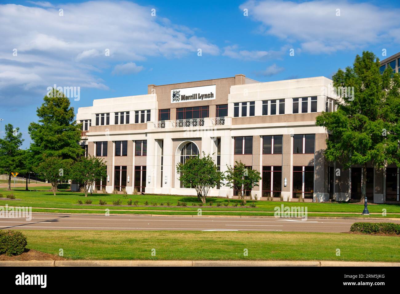 Ridgeland, MS - 11. Juni 2023: Bürogebäude Merrill Lynch mit Logo und Schild. Stockfoto