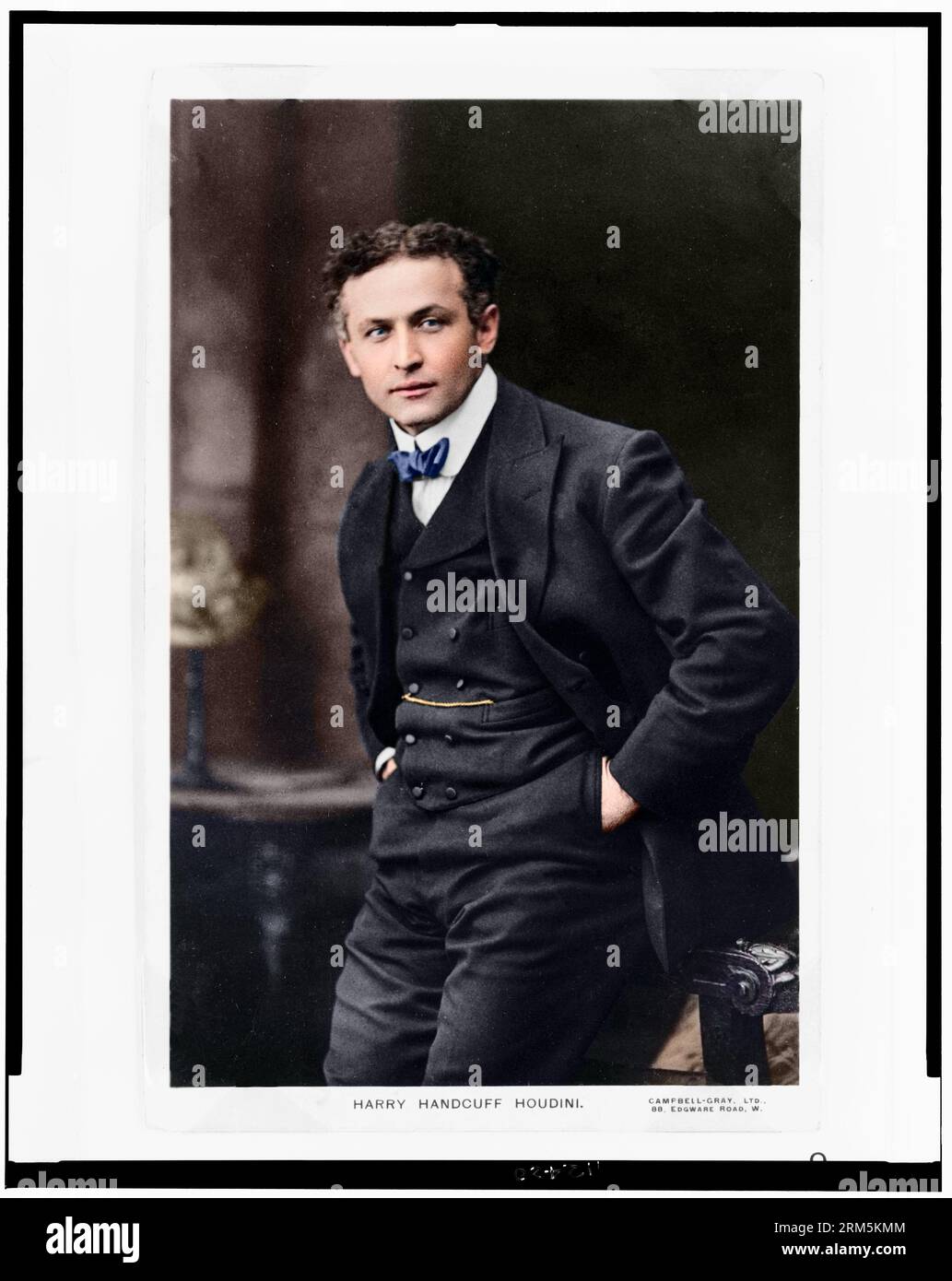 Harry "Handschellen" Houdini. Ungefähr 1913. Dreiviertel langes Hochformat, nach vorne gerichtet. Stockfoto