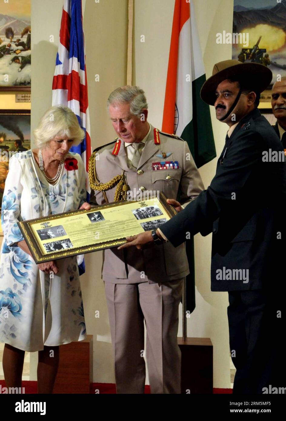 Bildnummer: 60687244 Datum: 07.11.2013 Copyright: imago/Xinhua (131107) -- DEHRADUN, 7. November 2013 (Xinhua) -- das britische Königspaar, Prinz Charles (C) und seine Frau Camilla Parker Bowles (L), werden am 7. November 2013 an der Indian Military Academy in Dehradun, Indien, mit einer Erinnerung präsentiert. Das britische Königspaar Prinz Charles und seine Frau Camilla Parker Bowles kamen am Mittwoch in Dehradun im Norden Indiens an, um eine neuntägige Tour durch Indien zu beginnen, berichtete Press Trust of India. (Xinhua/Stringer) INDIA-DEHRADUN-BRITISH ROYAL PAIR-VISIT PUBLICATIONxNOTxINxCHN People Adel Entertainment Premiere x1x xmb 20 Stockfoto