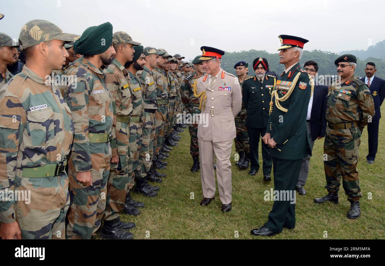 Bildnummer: 60687243 Datum: 07.11.2013 Copyright: imago/Xinhua (131107) -- DEHRADUN, 7. Nov. 2013 (Xinhua) -- British Prince Charles (C) Talks with Indian Soldiers at the Indian Military Academy in Dehradun, Indien, 7. Nov. 2013. Das britische Königspaar Prinz Charles und seine Frau Camilla Parker Bowles kamen am Mittwoch in Dehradun im Norden Indiens an, um eine neuntägige Tour durch Indien zu beginnen, berichtete Press Trust of India. (Xinhua/Stringer) INDIA-DEHRADUN-BRITISH ROYAL EHEPAAR-VISIT PUBLICATIONxNOTxINxCHN People Adel Entertainment Premiere x1x xmb 2013 quer o0 Familie privat GBR 60687243 Datum 07 Stockfoto