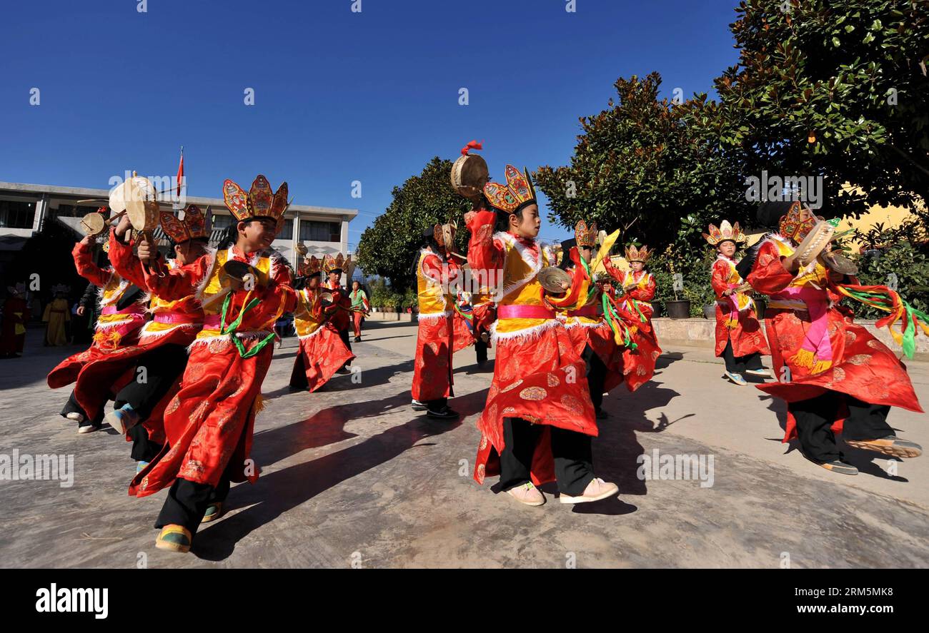 Bildnummer: 60689056 Datum: 07.11.2013 Copyright: imago/Xinhua LIJIANG, 7. November 2013 (Xinhua) – Schüler üben einen Tanz, der die Dongba-Kultur der Naxi-ethnischen Gruppe an einer Grundschule in Lijiang, Provinz Yunnan im Südwesten Chinas, 7. November 2013 zeigt. Die indigene Dongba-Religion der Naxi-Nationalität hat verschiedene Kulturformen hervorgebracht, darunter eine geschriebene Sprache mit Piktogrammen und unterschiedlichen Tänzen, Musik und Gemälden. Kurse zur ethnischen Dongba-Kultur werden in vielen Mittelschulen und Grundschulen in Lijiang angeboten. (Xinhua/Lin Yiguang) (ry) CHINA-YUNNAN-LIJIANG-DONGBA C Stockfoto