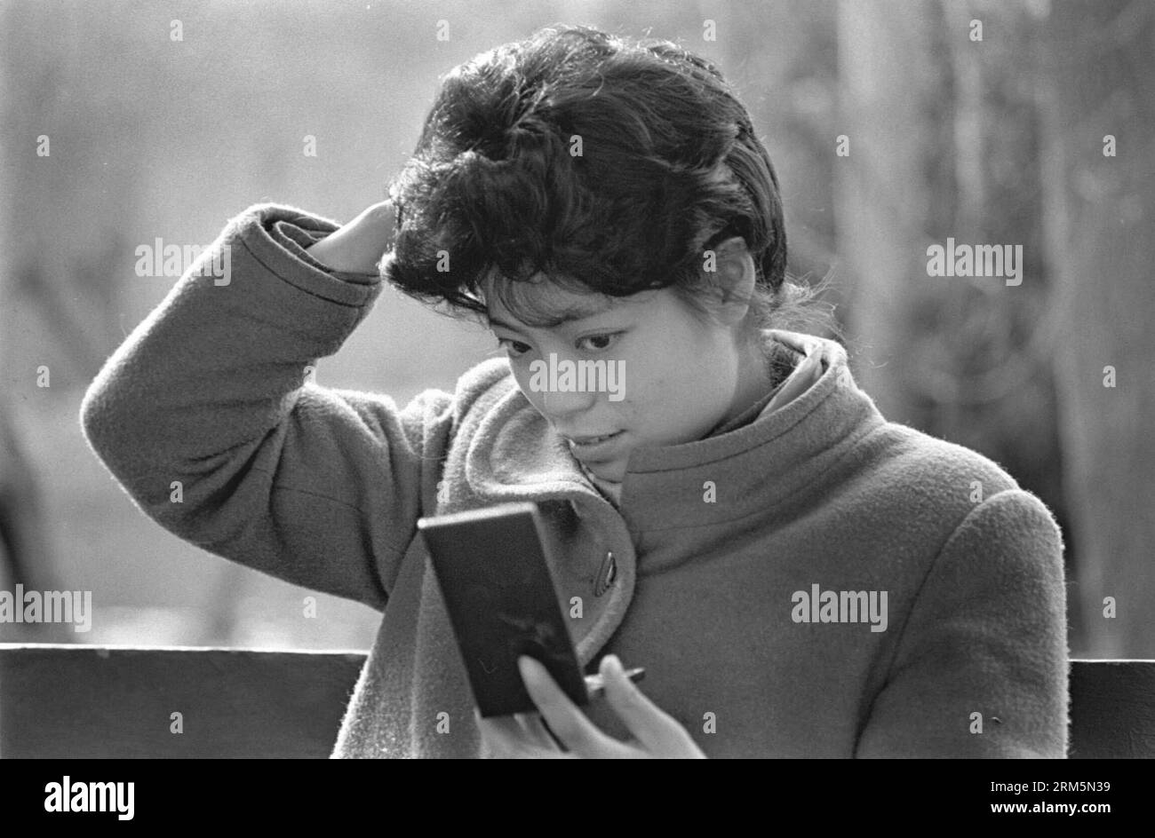 Bildnummer: 60689392 Datum: 01.03.1990 Copyright: imago/Xinhua (131108) -- PEKING, (Xinhua) -- das im März 1990 aufgenommene Aktenfoto zeigt eine Frau, die ein Haarstück in Chengdu, der Hauptstadt der südwestchinesischen Provinz Sichuan, versucht. Seit der Umsetzung der Reform- und Öffnungspolitik, die auf der dritten Plenartagung des 11. Zentralkomitees der Kommunistischen Partei Chinas (KPC) 1978 vorgelegt wurde, hat China einen völlig neuen Blick auf die EU geworfen. und die Vorstellung von Mode verändert sich von Tag zu Tag, da neue Botschaften und Lebensweisen das Denken der Chinesen aktualisieren. (Xinhua) (zwx) CHINAWECHSEL Stockfoto