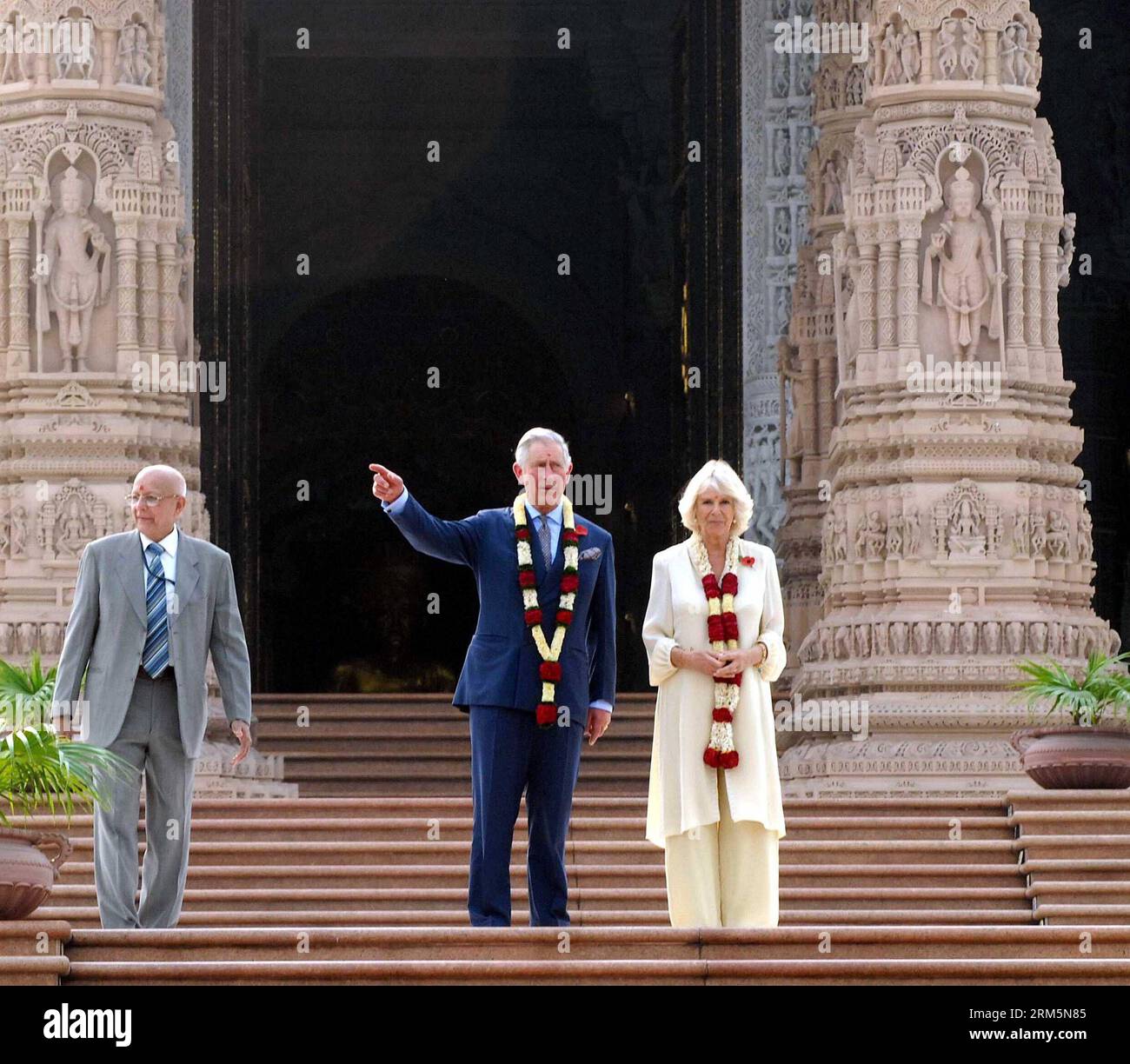 Bildnummer: 60690593 Datum: 08.11.2013 Copyright: imago/Xinhua (131108) -- NEU DELHI, 8. November 2013 (Xinhua) -- das britische Königspaar, Prinz Charles (C) und seine Frau Camilla (R), posieren für Fotos vor dem Akshardham-Tempel in Neu-Delhi, Indien, 8. November 2013. Das britische Königspaar Prinz Charles und seine Frau Camilla Parker Bowles kamen am Mittwoch in Dehradun im Norden Indiens an, um eine neuntägige Tour durch Indien zu beginnen, berichtete Press Trust of India. (Xinhua) INDIEN-NEU DELHI-BRITISCHES KÖNIGSPAAR-AKSHARDHAM-TEMPEL-BESUCH PUBLICATIONxNOTxINxCHN Entertainment People Adel GBR Königshaus xas x1 Stockfoto