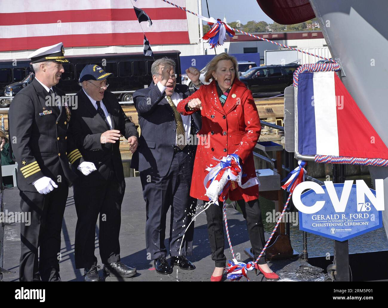 Bildnummer: 60695284 Datum: 09.11.2013 Copyright: imago/Xinhua (131109) -- NEWPORT NEWS, 9. November 2013 (Xinhua) -- Susan Ford Ballen, Tochter von Gerald Ford, dem 38. US-Präsidenten, der als Sponsor des Schiffes dient, bricht eine Champagnerflasche gegen eine an den Rumpf geschweißte Platte und tauft offiziell die USS Gerald R. Ford (CVN 78) auf der Huntington-Ingalls Industries Newport News Werft in Virginia, USA, 9. November 2013. Die US Navy taufte am Samstag den Flugzeugträger Gerald R. Ford (CVN 78), das erste Schiff in einer neuen Klasse von Super Carrier. (Xinhua/Zhang Jun) US-VIRGIN Stockfoto