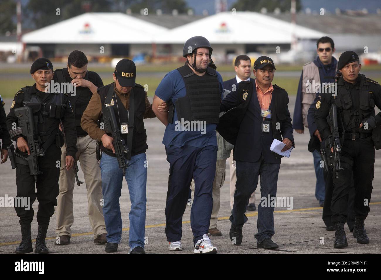 Bildnummer: 60695403 Datum: 09.11.2013 Copyright: imago/Xinhua (131110) -- GUATEMALA CITY, 9. November 2013 (Xinhua) -- Agenten der National Civil Police Escort Roberto Barreda (C) bei seiner Ankunft im Hauptquartier der guatemaltekischen Luftwaffe in Guatemala City, Hauptstadt von Guatemala, am 9. November 2013. Barreda, Sohn des ehemaligen Präsidenten des Obersten Gerichtshofs von Guatemala, wurde von den guatemaltekischen Behörden gesucht, weil er der Hauptverdächtige des Todes seiner Frau Cristina Siekavizza war und dann mit seinen beiden Söhnen 2011 verschwand. (Xinhua/Luis Echeverria) GUATEMALA-GUATEMALA-STADT-MEXIKO-SICHERHEIT-CAPT Stockfoto